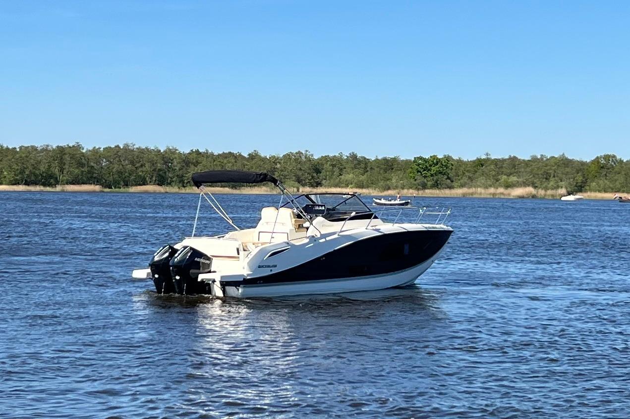 Quicksilver Activ 875 Sundeck
