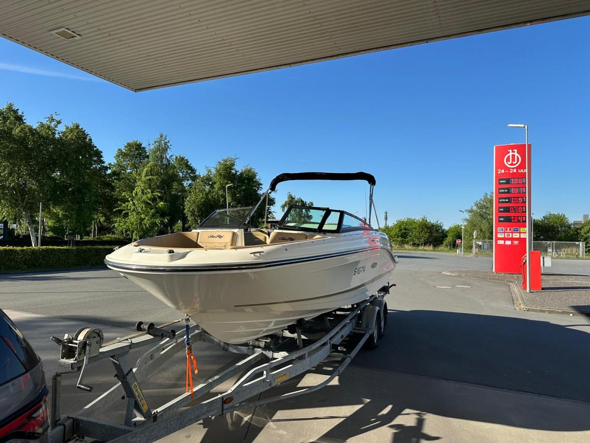 Sea Ray 230 SPX Bowrider