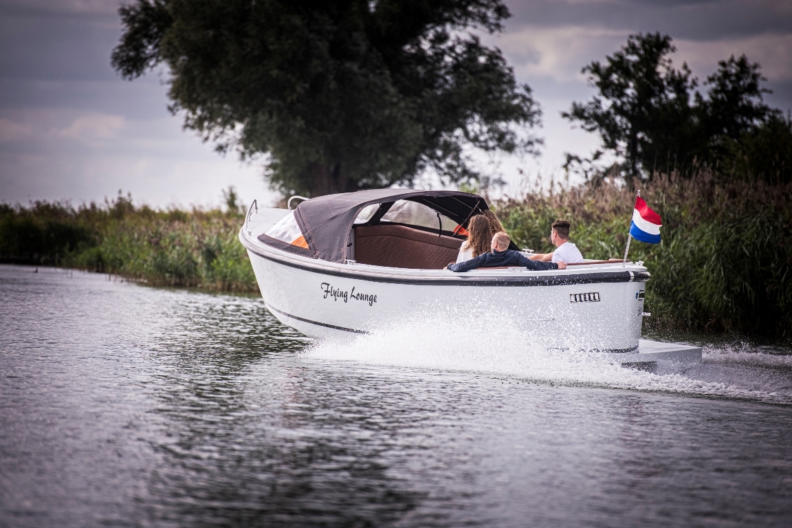 Maxima Boats 750 Flying Lounge