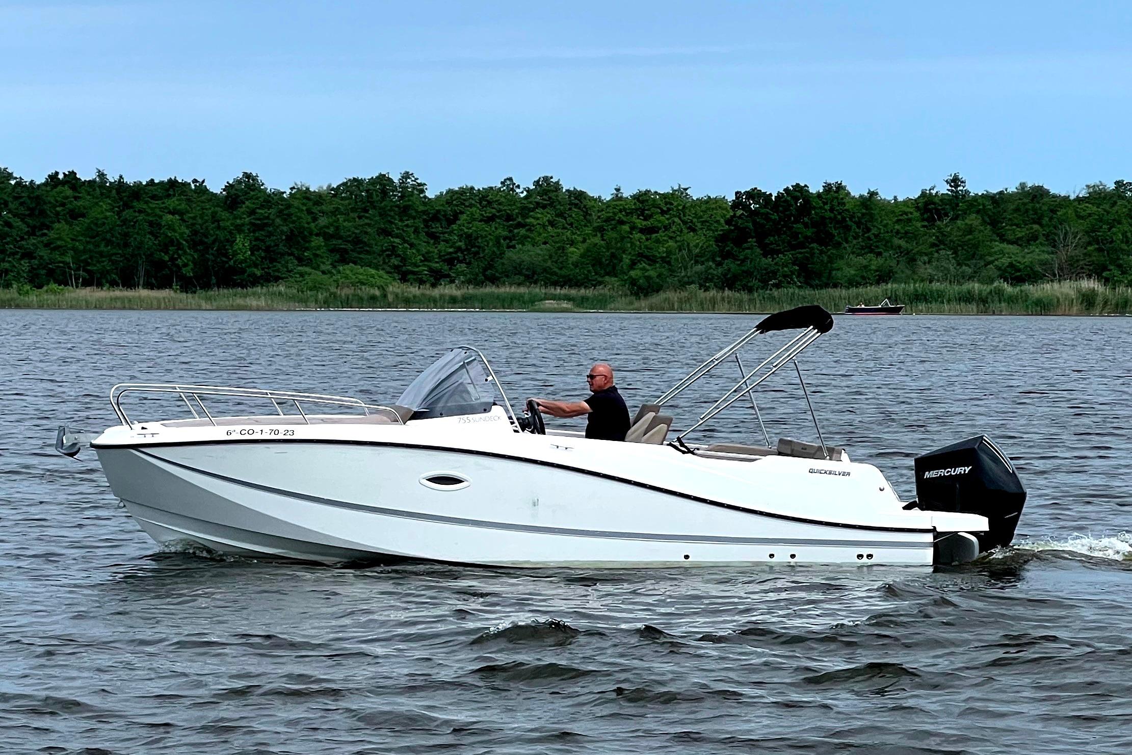 Quicksilver Activ 755 Sundeck