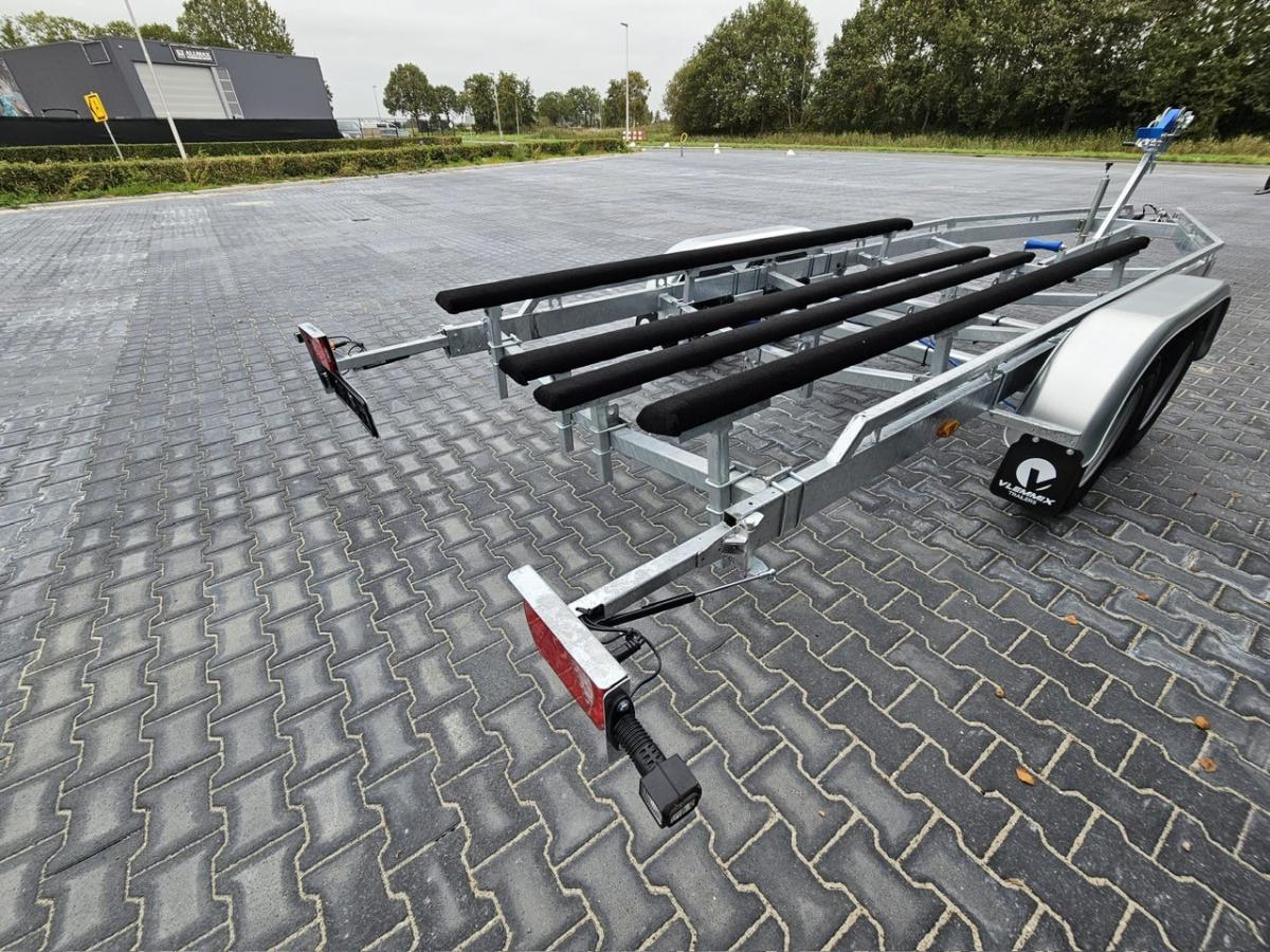 Vlemmix Boottrailers F 2700 kg. Balken trailer met Wegklapbare LED verlichting